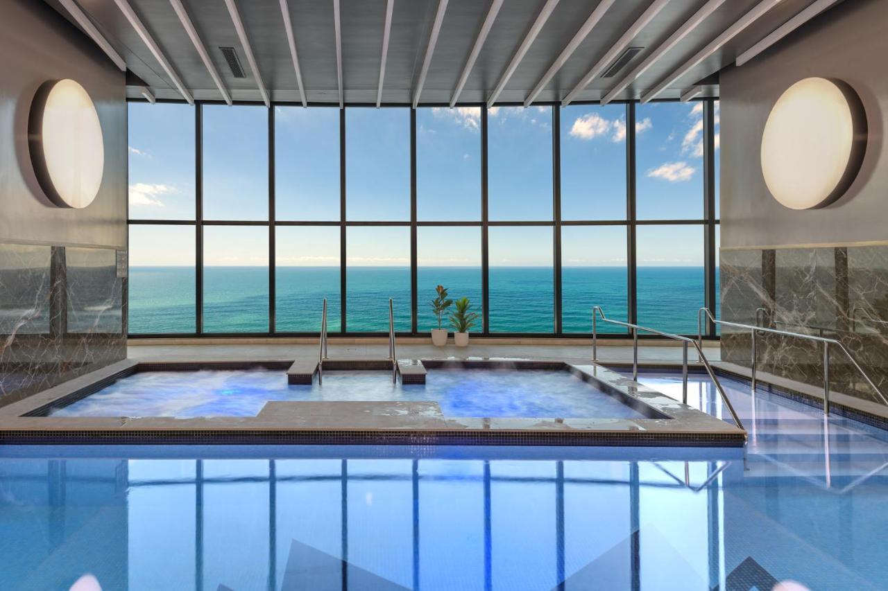 Meriton Suites Surfers Paradise Gold Coast Ngoại thất bức ảnh The Sea Spa at the Atlantis Paradise Island