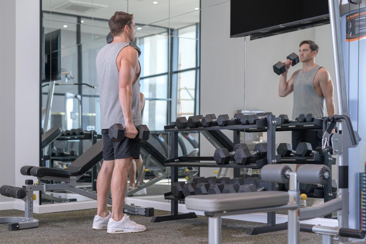 Meriton Suites Surfers Paradise Gold Coast Ngoại thất bức ảnh Dumbbell shrugs