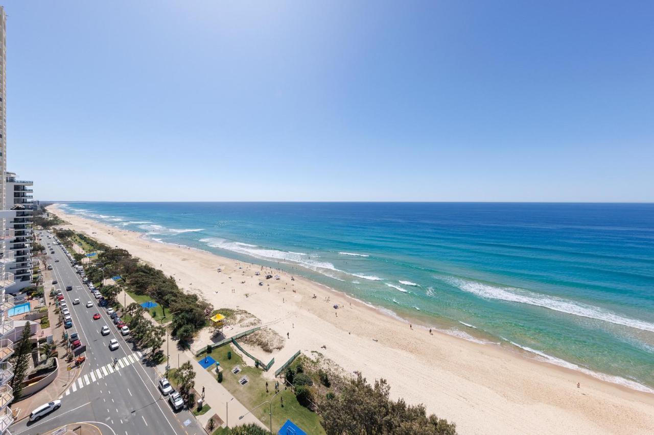 Meriton Suites Surfers Paradise Gold Coast Ngoại thất bức ảnh The beach at the resort