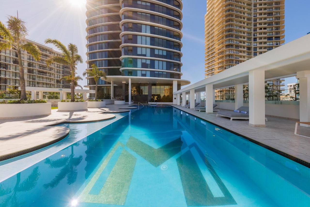 Meriton Suites Surfers Paradise Gold Coast Ngoại thất bức ảnh The swimming pool at the hotel