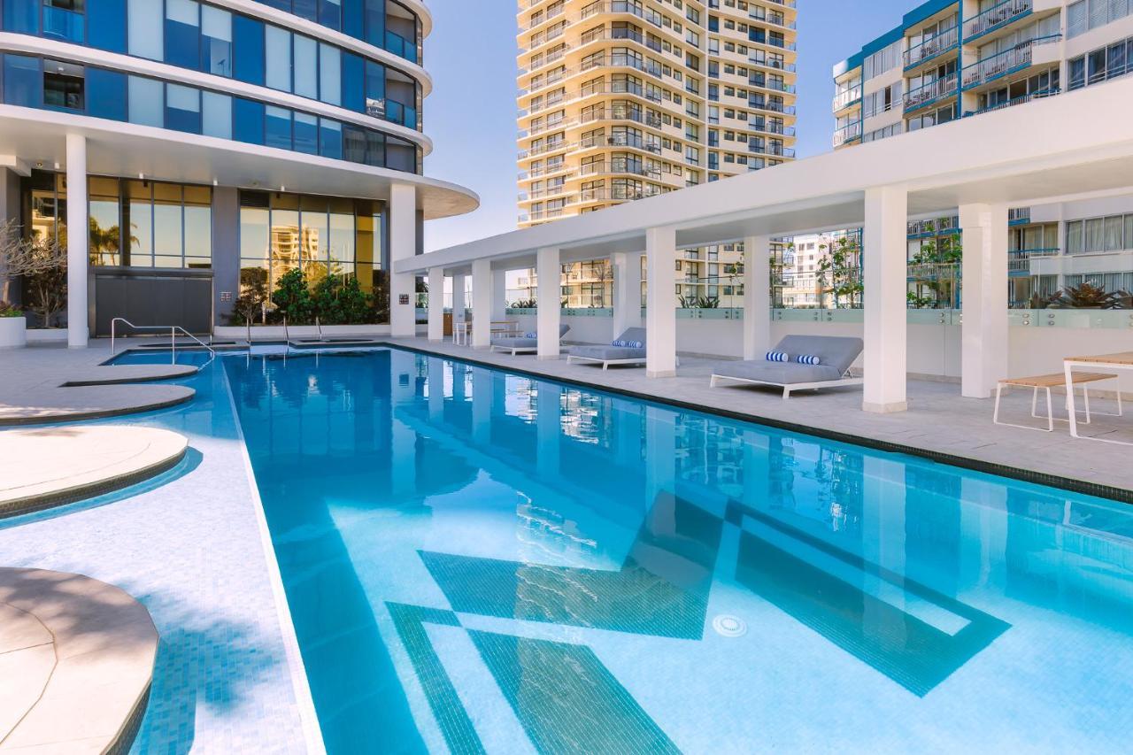 Meriton Suites Surfers Paradise Gold Coast Ngoại thất bức ảnh The swimming pool at the hotel