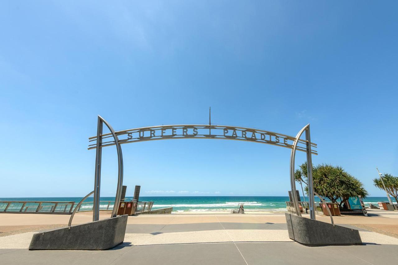 Meriton Suites Surfers Paradise Gold Coast Ngoại thất bức ảnh The entrance to the beach at Surfers Paradise