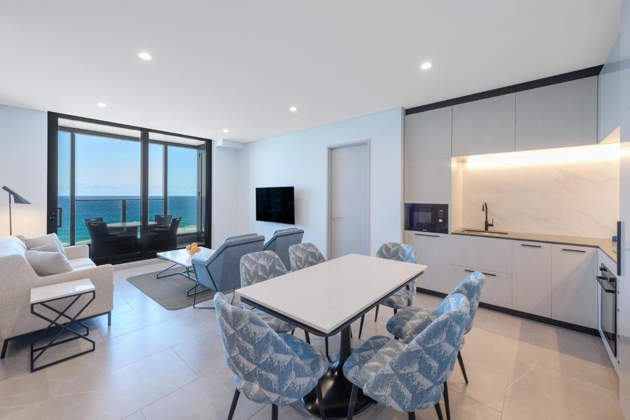 Meriton Suites Surfers Paradise Gold Coast Ngoại thất bức ảnh A living room in a modern apartment