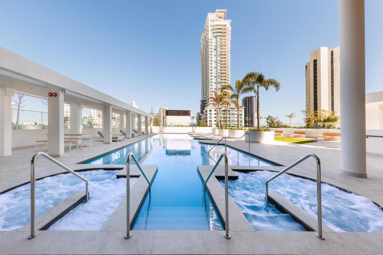 Meriton Suites Surfers Paradise Gold Coast Ngoại thất bức ảnh The pool at the hotel