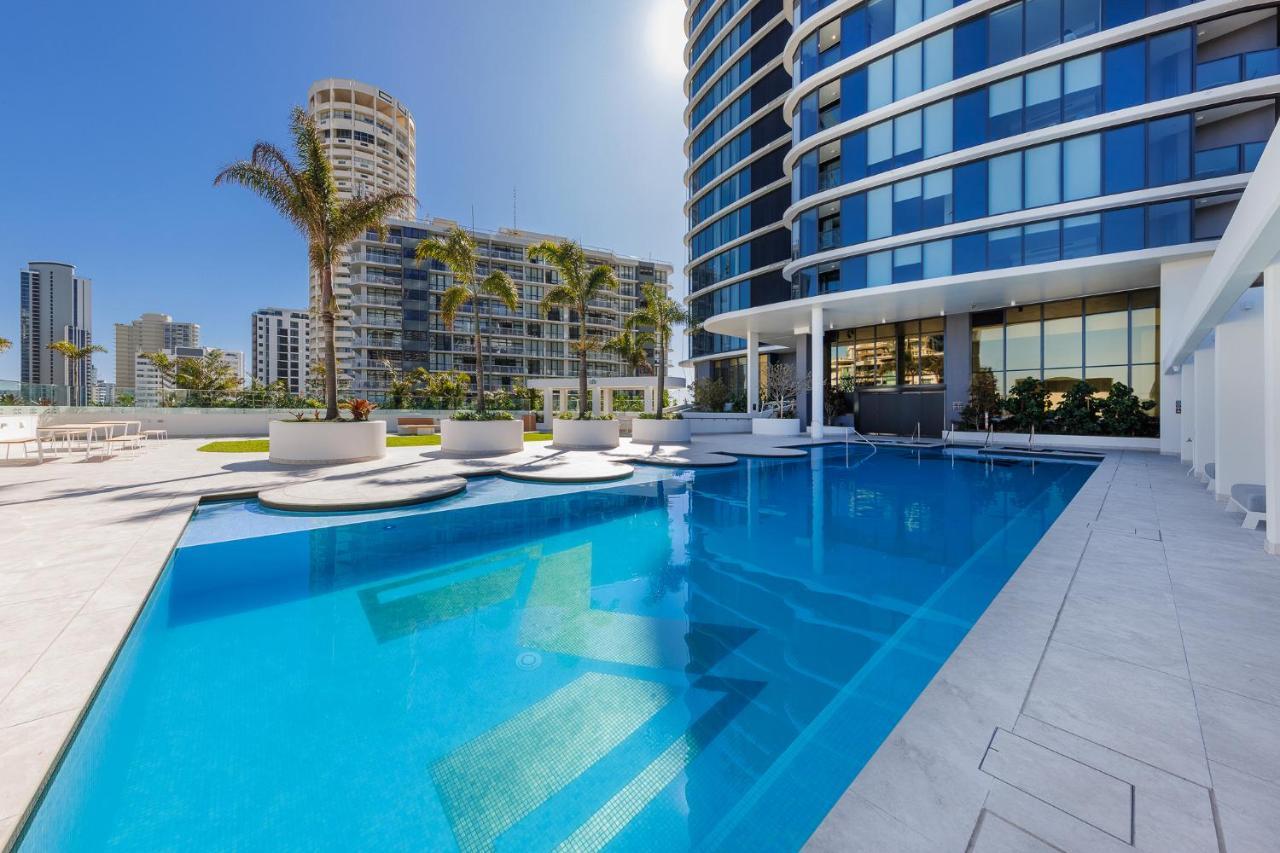 Meriton Suites Surfers Paradise Gold Coast Ngoại thất bức ảnh The swimming pool at the hotel