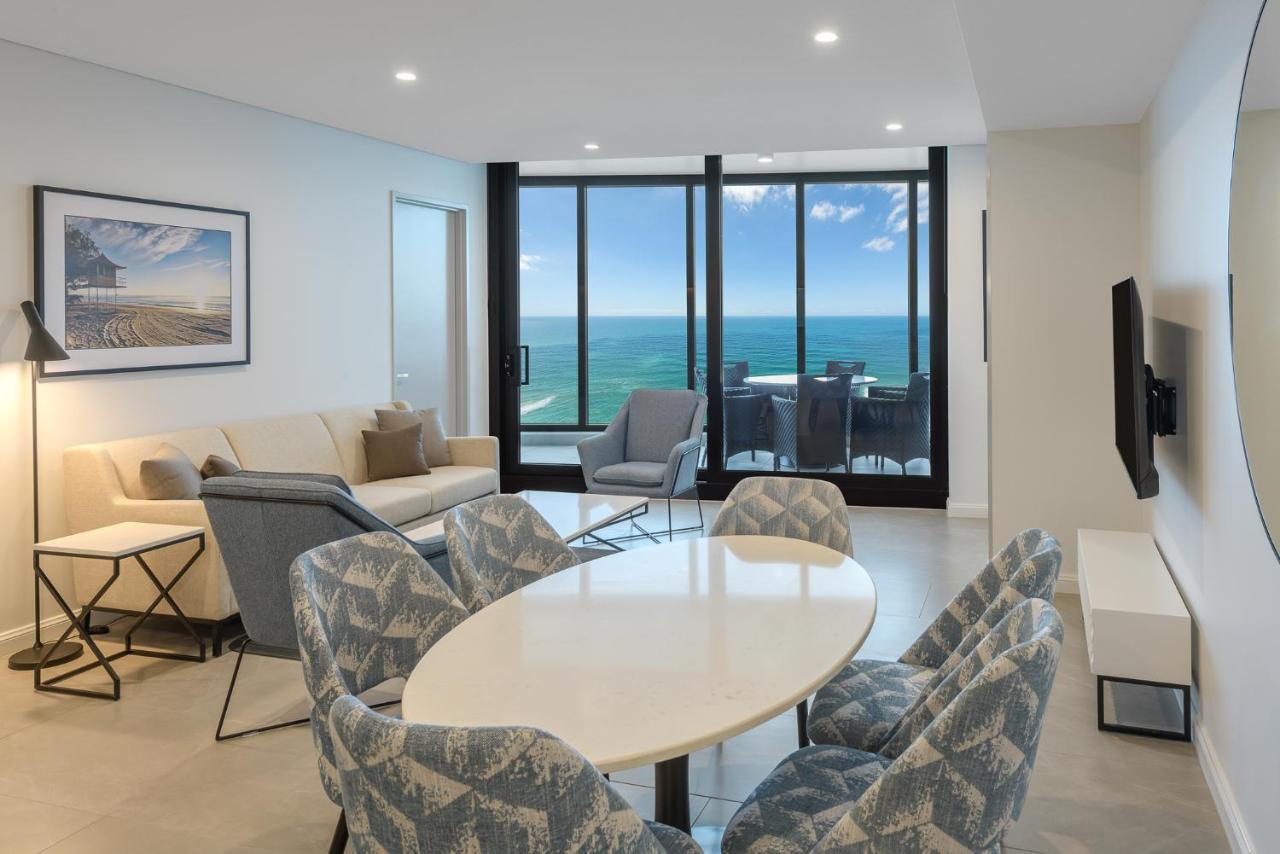 Meriton Suites Surfers Paradise Gold Coast Ngoại thất bức ảnh A living room in a modern apartment
