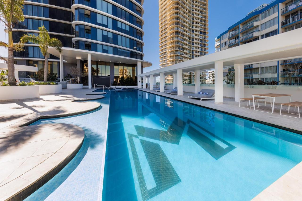 Meriton Suites Surfers Paradise Gold Coast Ngoại thất bức ảnh The swimming pool at the hotel