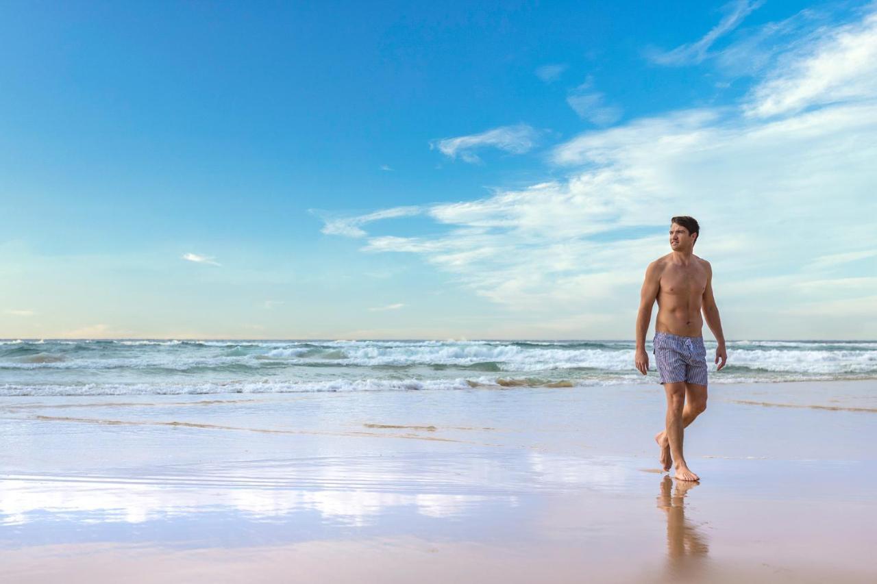 Meriton Suites Surfers Paradise Gold Coast Ngoại thất bức ảnh A man walking along the beach