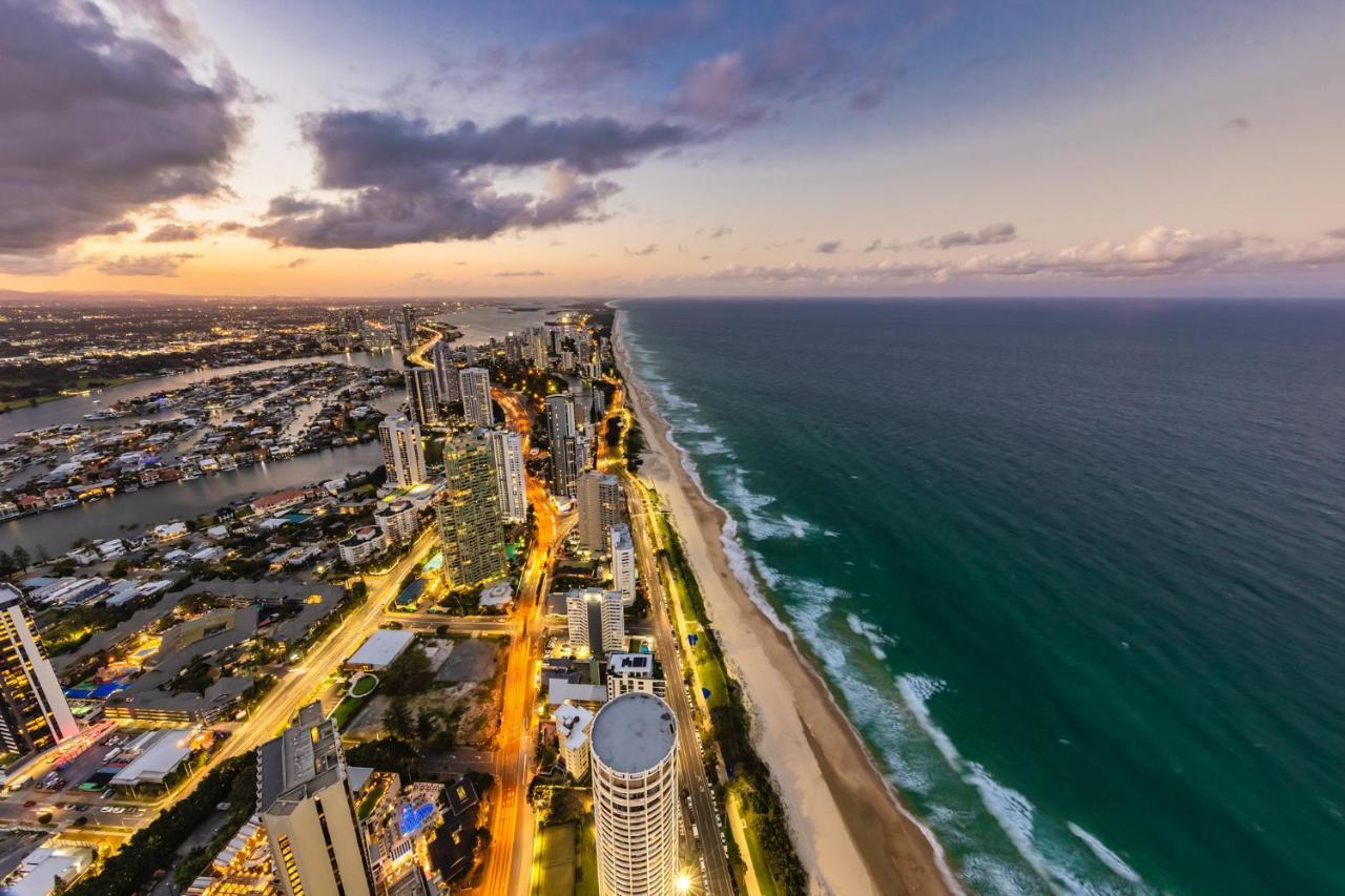 Meriton Suites Surfers Paradise Gold Coast Ngoại thất bức ảnh Aerial view of the Gold Coast skyline at dusk